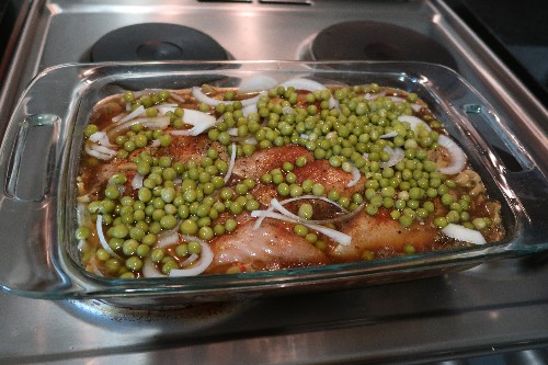 Spicy Baked Chicken with Onions and Green Peas 