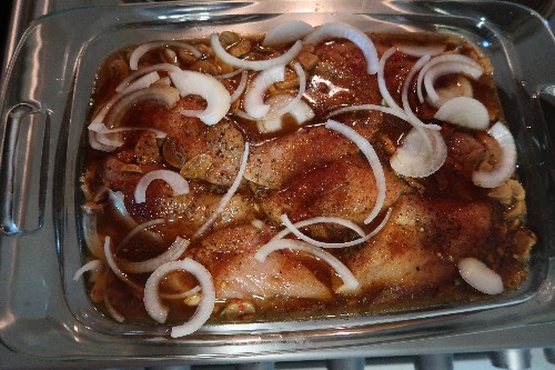 Spicy Baked Chicken with Onions and Green Peas 