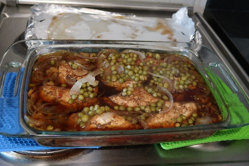 Spicy Baked Chicken with Onions and Green Peas 